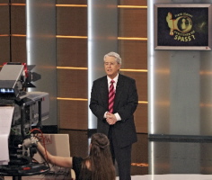 Frank Elstner begrüßt die Zuschauer vor den Bildschirmen (QSWR/ARD) Frank Elstner begrüßt die Zuschauer vor den Bildschirmen (QSWR/ARD)