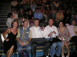 Warten in der ersten Reihe: Die Witzbolde warten auf ihren Auftritt Warten in der ersten Reihe: Die Witzbolde warten auf ihren Auftritt