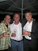 Alle drei feierten den Auftritt im Fernsehen und erzählten sich noch viele Witze Alle drei feierten den Auftritt im Fernsehen und erzählten sich noch viele Witze