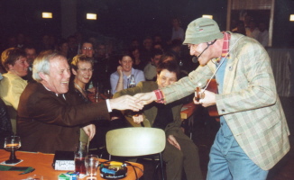 Bauer Eugen begrüßt in der Arnsteiner Stadthalle den Landrat Armin Grein ...