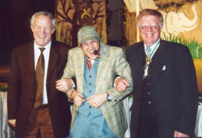 Eugens ganzer Stolz: Ein Bild mit Landrat und Bürgermeister. Februar 2002.