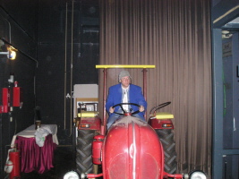 Otmar wartet auf den Auftritt mit den Traktor 2006 im CCW Würzburg. Otmar wartet auf den Auftritt mit den Traktor 2006 im CCW Würzburg.