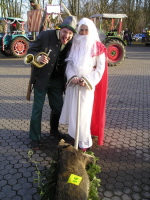 Eugen als Jäger beim Arnsteiner Faschingszug 2008 mit BGM Linda Plappert-Metz.