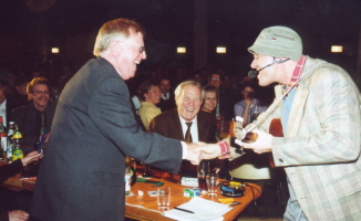 ....und den Arnsteiner Bürgermeister Roland Metz. Februar 2002.